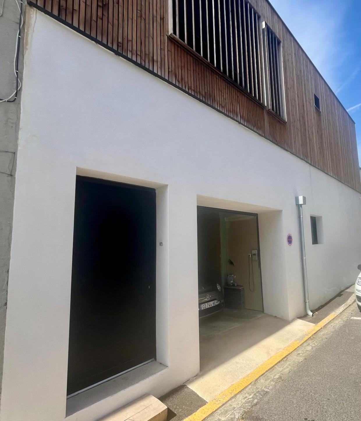 Nid Douillet Sur Roof * Perpignan